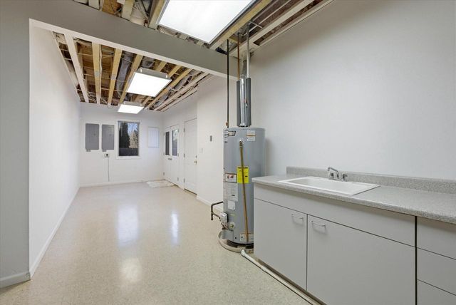 635 W Pierre LANE, Port Washington, WI 53074