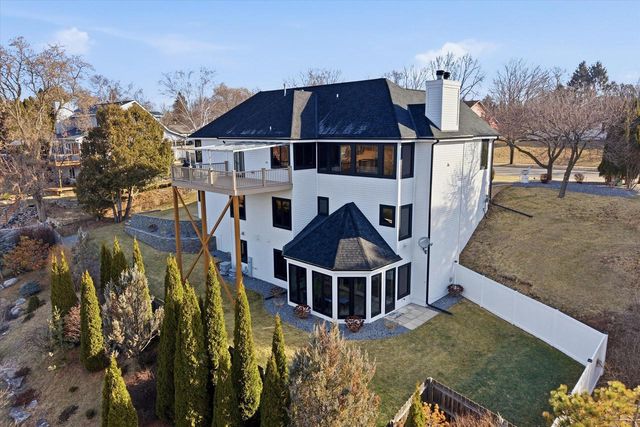 635 W Pierre LANE, Port Washington, WI 53074