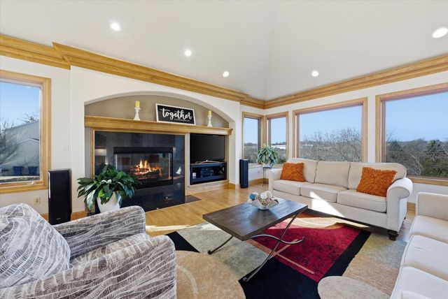 635 W Pierre LANE, Port Washington, WI 53074