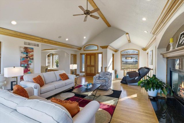 635 W Pierre LANE, Port Washington, WI 53074