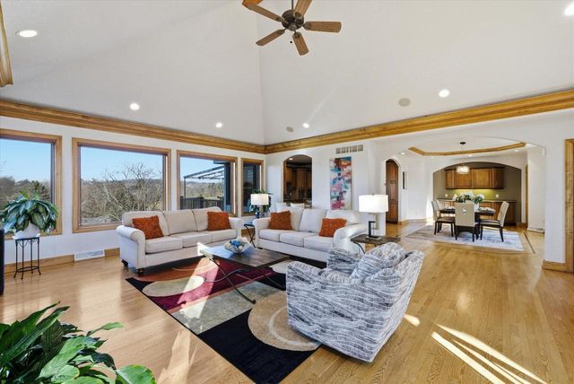 635 W Pierre LANE, Port Washington, WI 53074