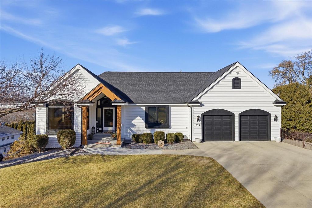 635 W Pierre LANE, Port Washington, WI 53074