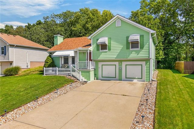 6527 Sioux Drive, Parkville, MO 64152