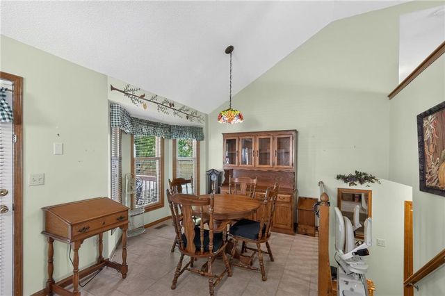 6527 Sioux Drive, Parkville, MO 64152