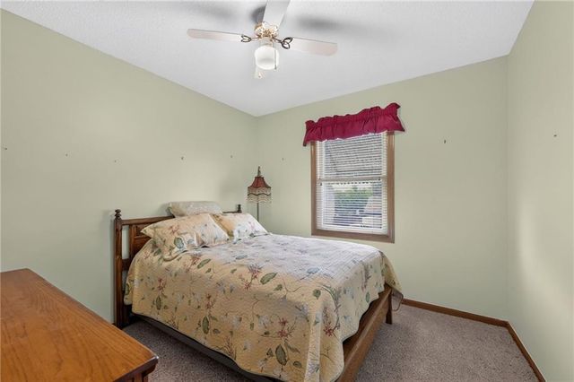 6527 Sioux Drive, Parkville, MO 64152