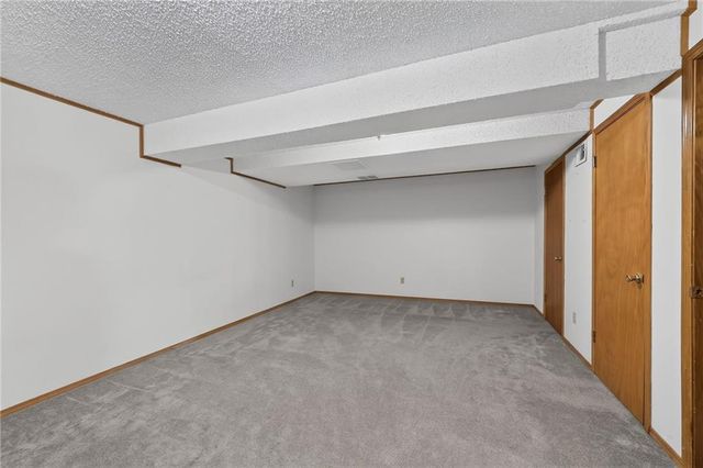 6527 Sioux Drive, Parkville, MO 64152