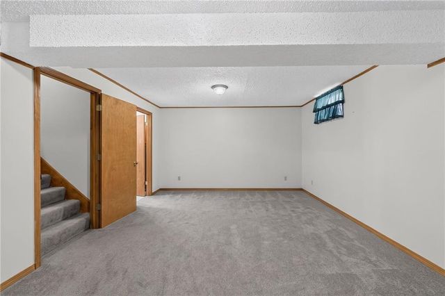 6527 Sioux Drive, Parkville, MO 64152