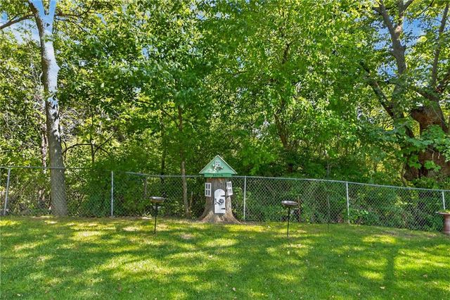 6527 Sioux Drive, Parkville, MO 64152
