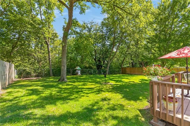 6527 Sioux Drive, Parkville, MO 64152