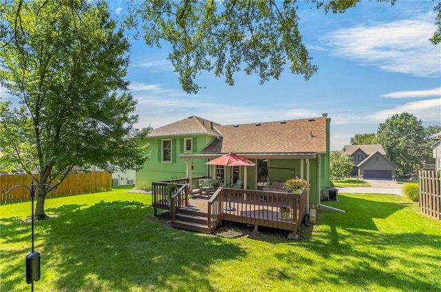 6527 Sioux Drive, Parkville, MO 64152