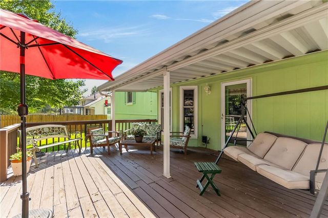 6527 Sioux Drive, Parkville, MO 64152