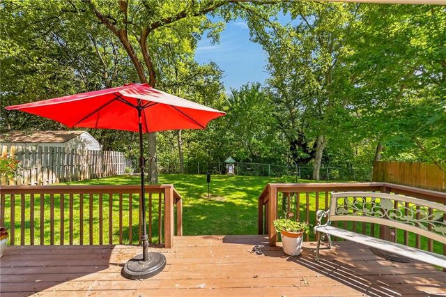 6527 Sioux Drive, Parkville, MO 64152