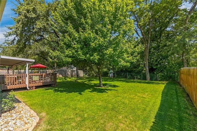 6527 Sioux Drive, Parkville, MO 64152