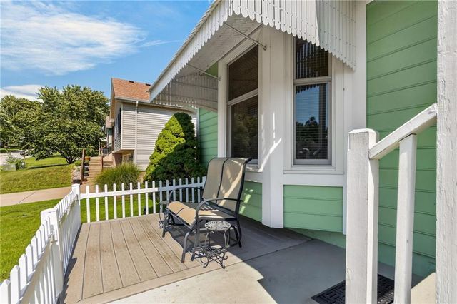 6527 Sioux Drive, Parkville, MO 64152