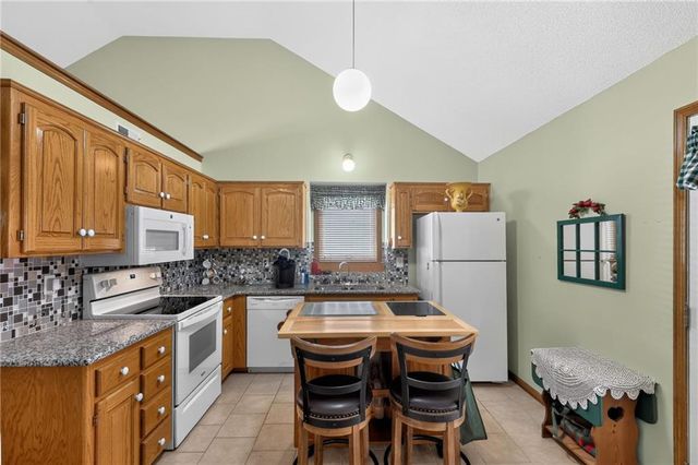 6527 Sioux Drive, Parkville, MO 64152