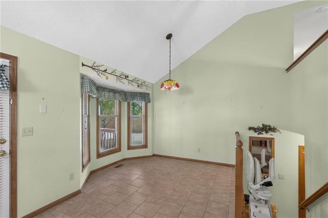 6527 Sioux Drive, Parkville, MO 64152