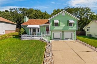 6527 Sioux Drive, Parkville, MO 64152