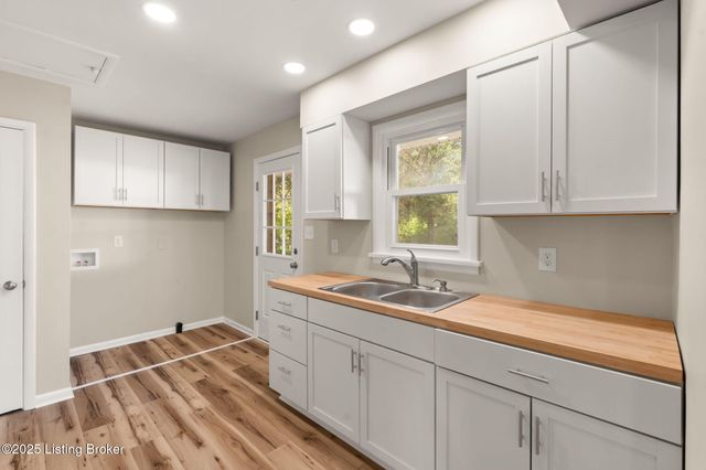 5919 Middlerose Cir, Louisville, KY 40272