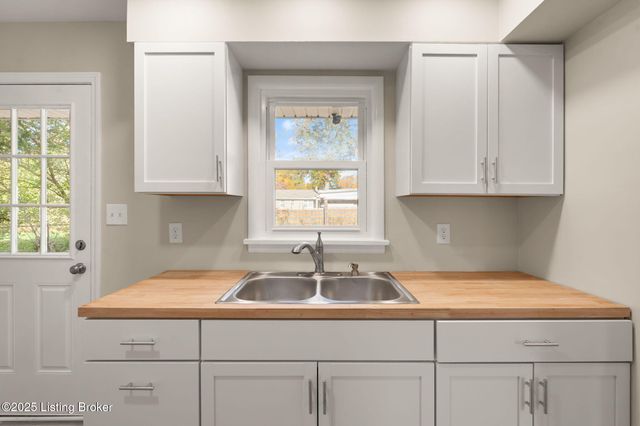 5919 Middlerose Cir, Louisville, KY 40272