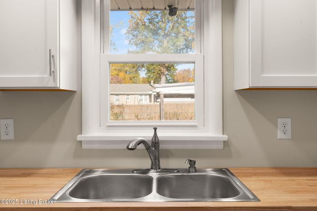 5919 Middlerose Cir, Louisville, KY 40272