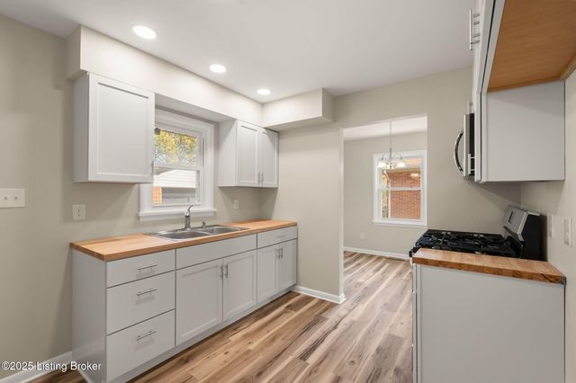 5919 Middlerose Cir, Louisville, KY 40272