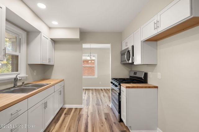 5919 Middlerose Cir, Louisville, KY 40272