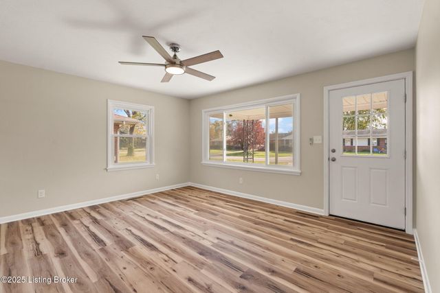 5919 Middlerose Cir, Louisville, KY 40272