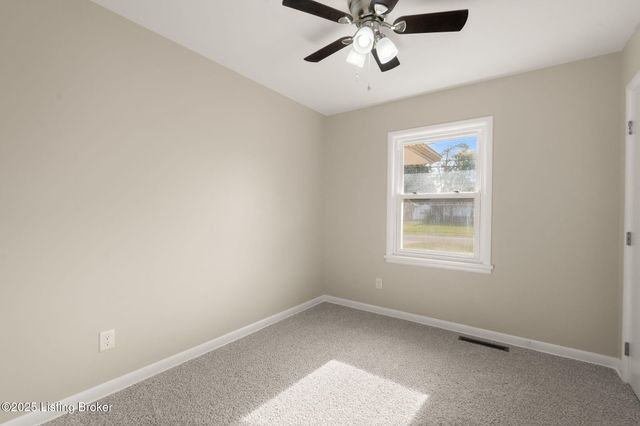 5919 Middlerose Cir, Louisville, KY 40272