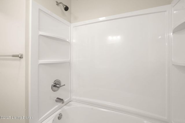 5919 Middlerose Cir, Louisville, KY 40272