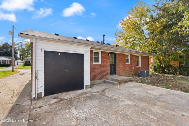 5919 Middlerose Cir, Louisville, KY 40272