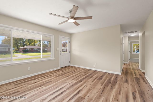 5919 Middlerose Cir, Louisville, KY 40272