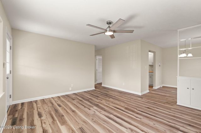 5919 Middlerose Cir, Louisville, KY 40272