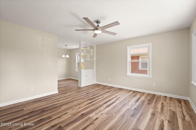 5919 Middlerose Cir, Louisville, KY 40272