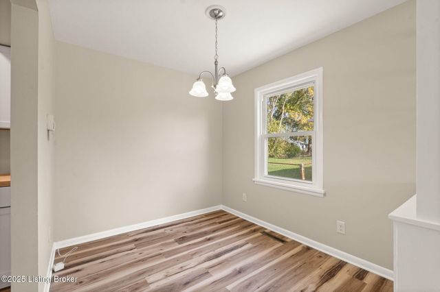 5919 Middlerose Cir, Louisville, KY 40272