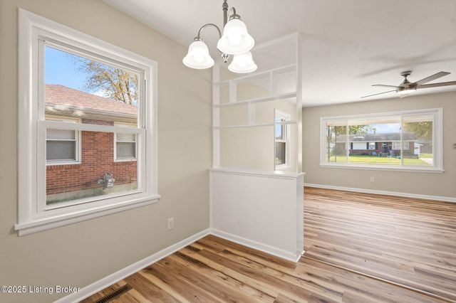 5919 Middlerose Cir, Louisville, KY 40272