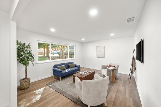 8917 Aksarben Dr, Orangevale, CA 95662