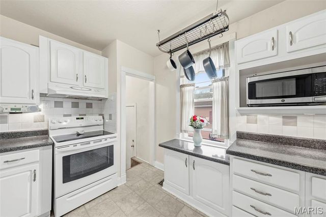 2233 Hood Avenue, Overland, MO 63114