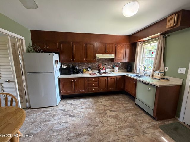 446A Cheshire Court 1001, Lakewood, NJ 08701