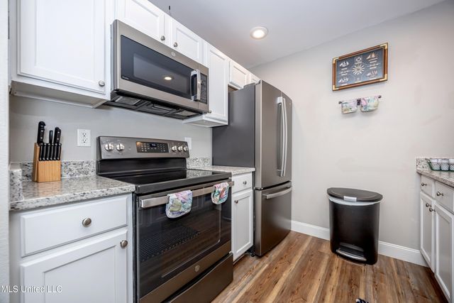 2421 Beachview Drive, F16, Ocean Springs, MS 39564