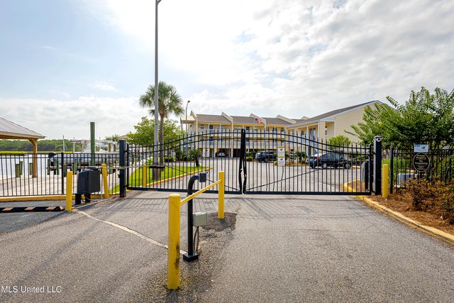 2421 Beachview Drive, F16, Ocean Springs, MS 39564