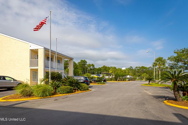 2421 Beachview Drive, F16, Ocean Springs, MS 39564