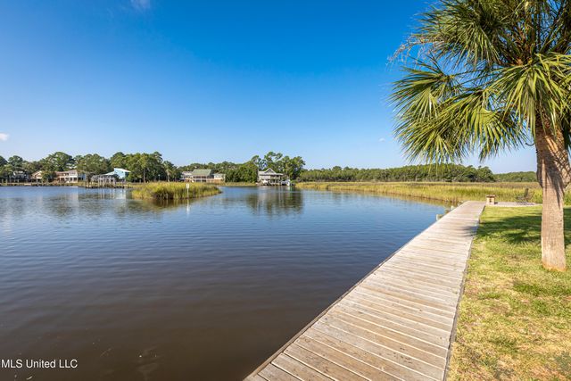 2421 Beachview Drive, F16, Ocean Springs, MS 39564