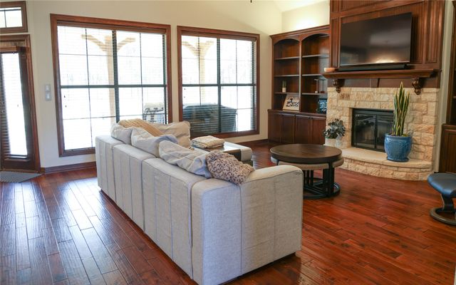 284 Stonewolf Court, Gordonville, TX 76245