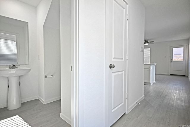 6718 Marble Ridge, Elmendorf, TX 78112