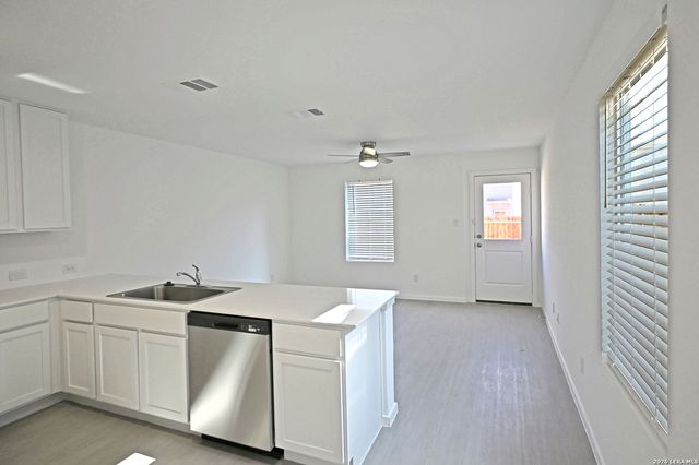 6718 Marble Ridge, Elmendorf, TX 78112