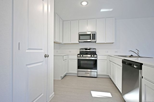 6718 Marble Ridge, Elmendorf, TX 78112