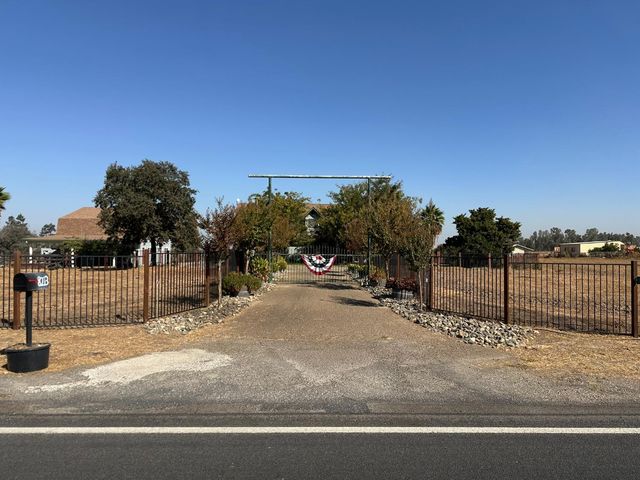 8213 E Monte Vista Ave, Denair, CA 95316