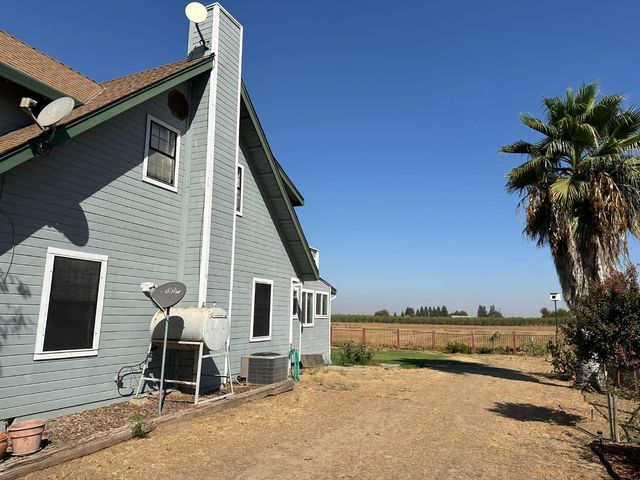 8213 E Monte Vista Ave, Denair, CA 95316