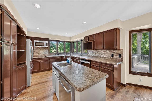 11390 Silverlake Court, Shelby Charter Township, MI 48317