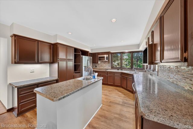 11390 Silverlake Court, Shelby Charter Township, MI 48317